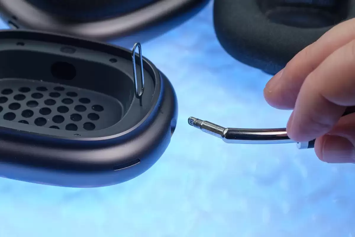 修复苹果 AirPods Max“变砖”偏方：放进冰箱冷冻半小时有望复活