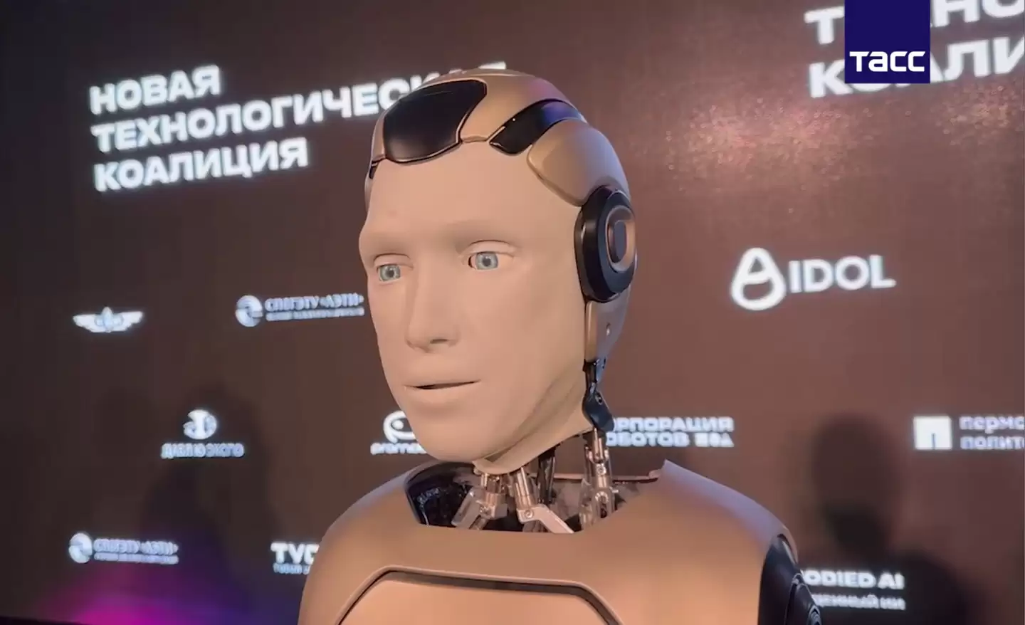 俄罗斯首款国产人形机器人 Aidol 亮相，