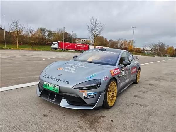 博主开小米SU7 Ultra在德国高速超速被拦 结果交警没罚款还要看车