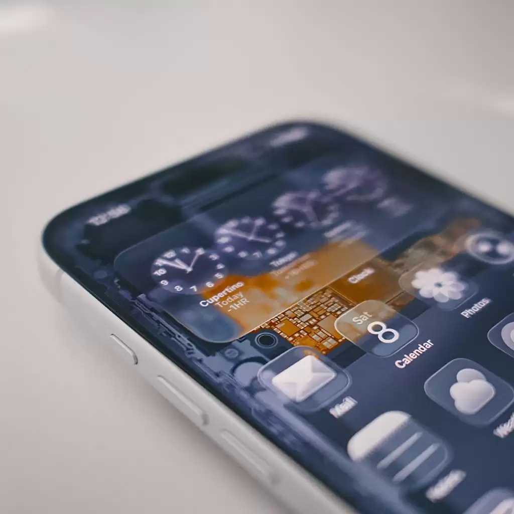 打磨近3000个图层：设计师推苹果iPhone 17 Pro / Max全新“透视”壁纸，9种色调