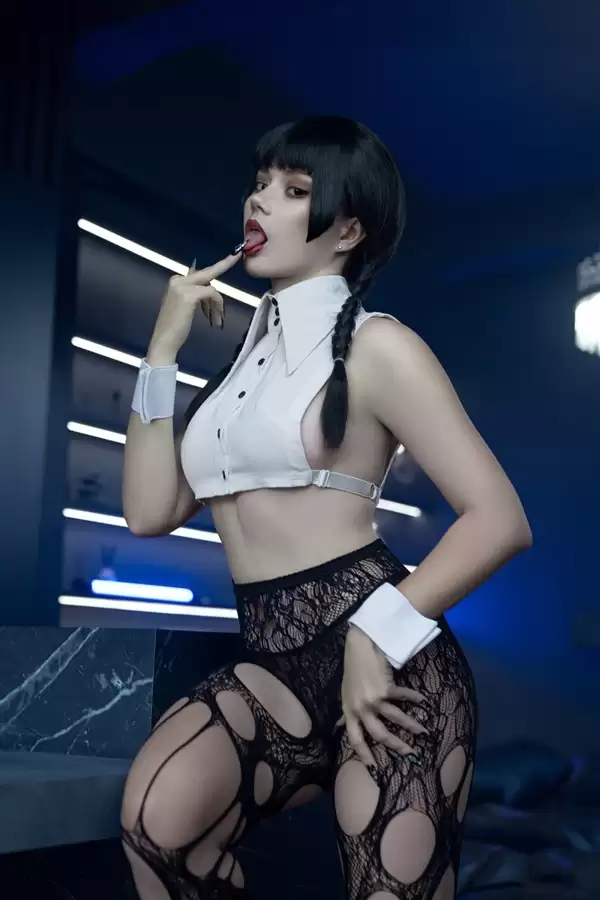 超还原! 俄罗斯模特大胆cos神剧《星期三》女主