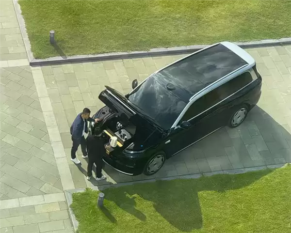 能装电磁炉做饭 零跑D19前备厢曝光：内置220V电源、排水通道