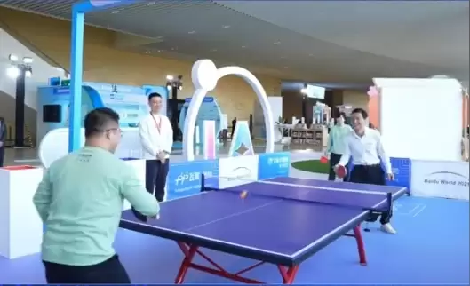 李彦宏秀乒乓球技能 AI 开启职场“彩虹屁”模式：是反手控制型选手