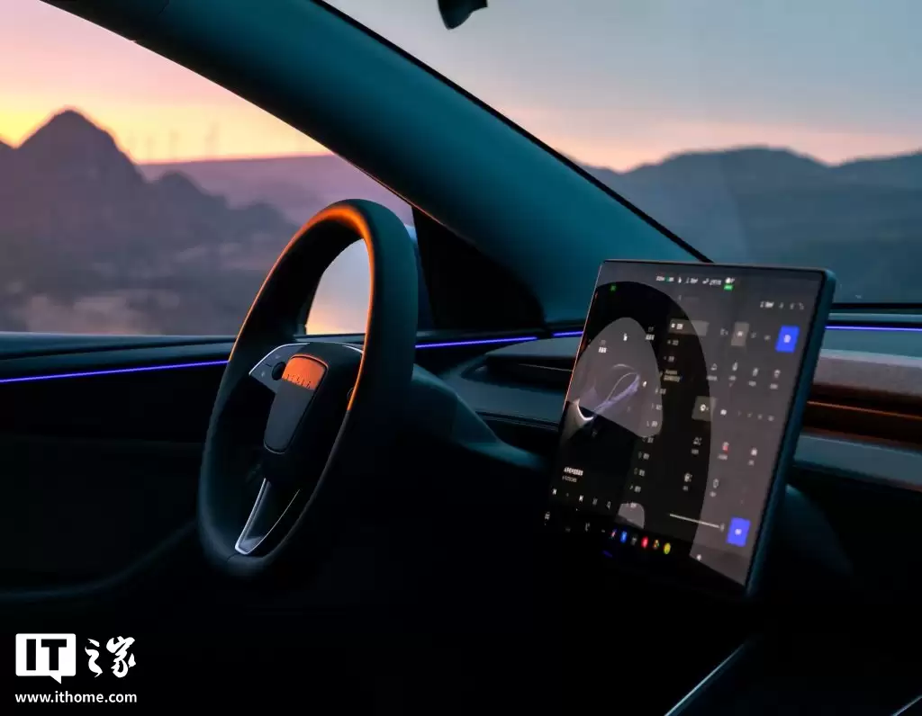马斯克确认：特斯拉 FSD v14.2 版本将解决车辆行驶卡顿问题