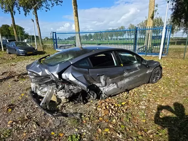 特斯拉Model 3被时速250公里奔驰AMG撞上：车主无碍 又提了一台