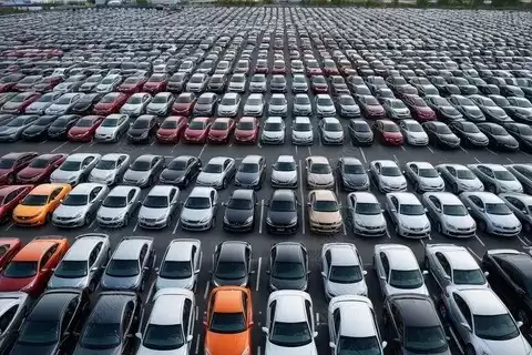 新能源车销量首超五成 市场转型加速