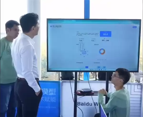 李彦宏秀乒乓球技能 AI 开启职场“彩虹屁”模式：是反手控制型选手