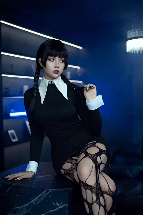 超还原！+俄罗斯模特大胆cos神剧《星期三》女主