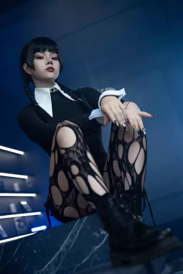 超还原！+俄罗斯模特大胆cos神剧《星期三》女主