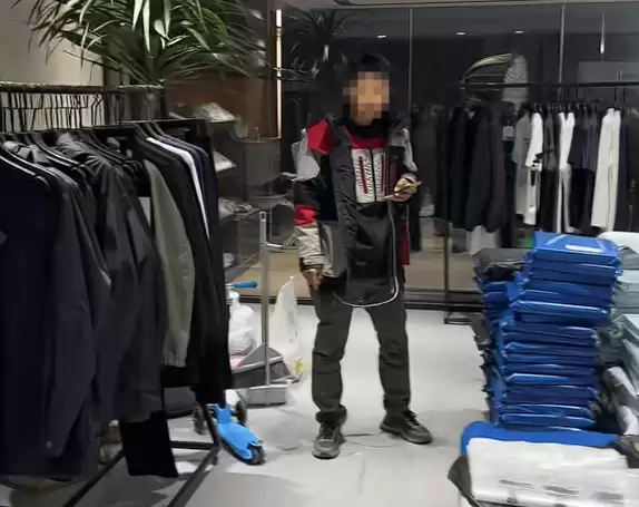 白嫖新套路！女子买千元羽绒服退货收件人填自己：想坑快递员