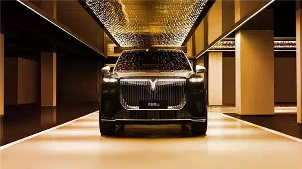 锁定45万元以上!岚图高管:大六座SUV就看泰山和问界M9