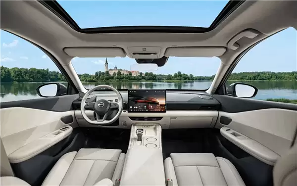 全球首个鸿蒙座舱燃油车 东风日产全新天籁将在广州车展上市