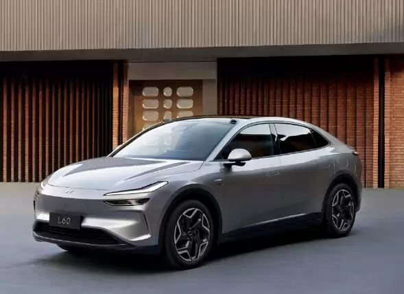 女子13万7刚买三天的新车 被宝马追尾报废：保险只赔11万元