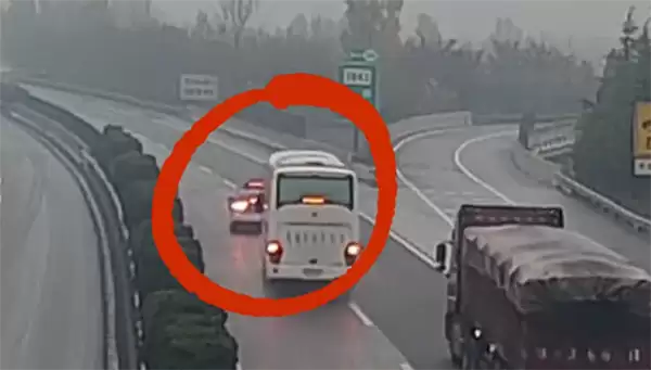 出租车错过高速出口急刹减速 载54人大客车陷险境！