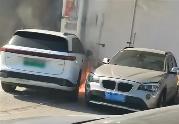 新能源汽车起火自燃 旁边的宝马车主慌了:挪车发现小电瓶没电