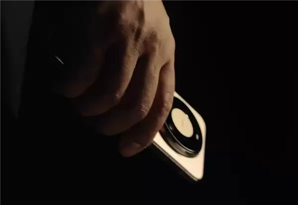 余承东首晒华为Mate 80 Pro Max真机！双圆环设计 外观史无前例