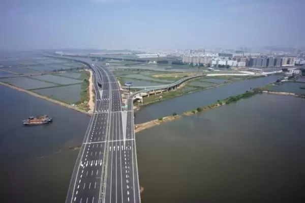 卫星直击四川特大桥垮塌：130米长的引桥不见了