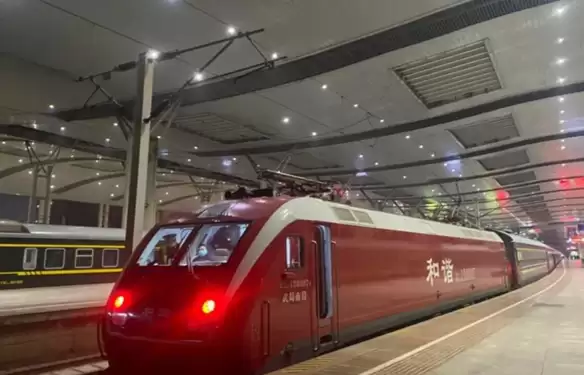 网友称乘客在火车内吸烟 12306：普通列车车厢连接处允许吸烟