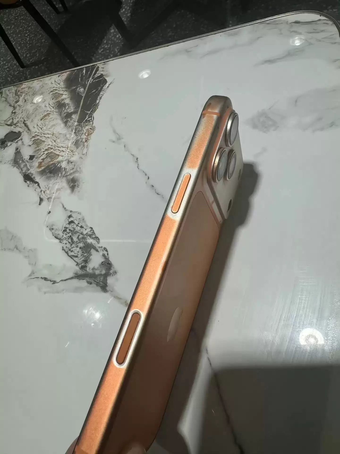 有用户反馈苹果 iPhone 17 Pro Max 用湿巾清洁后机身涂层被擦除