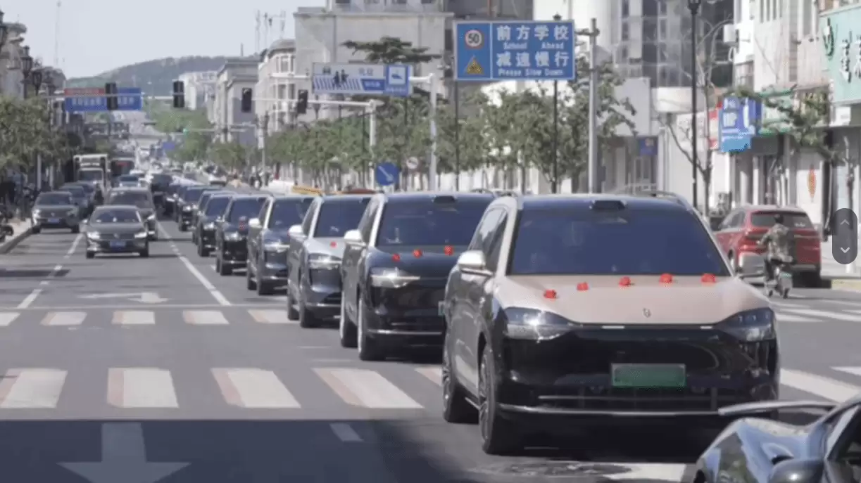 山东潍坊问界M9婚车队红双喜尾灯排面十足