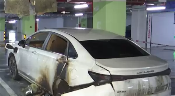 北汽电动车三包期内在地库起火自燃 车主获赔11万多
