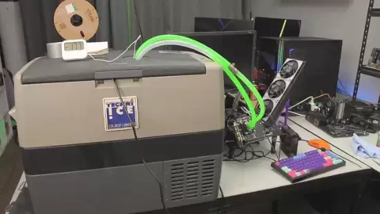 超频玩家用冰柜散热将RTX 5050频率提升至3.5GHz