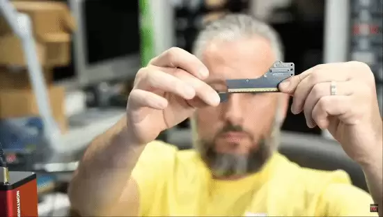 英伟达RTX PRO 6000因PCIe子板断裂无法维修