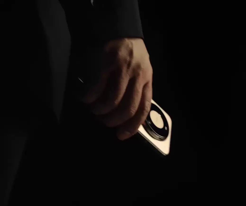 余承东首秀华为 Mate 80 系列真机，双圆环设计亮眼