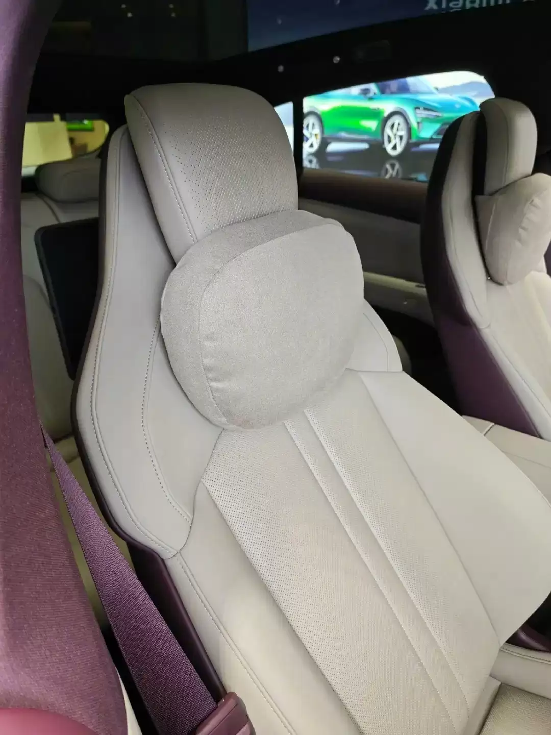 雷军官宣小米 YU7 车载磁吸颈枕，明天开售