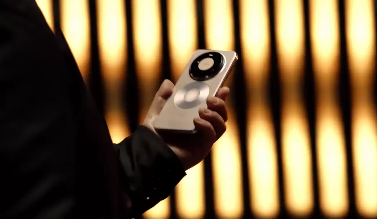 华为 Mate 80 系列手机今日 12:08 开启预订，官方海报发布