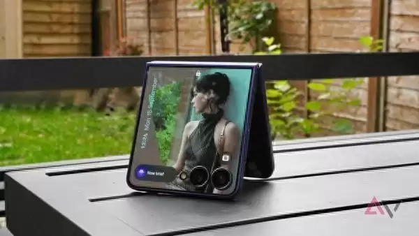 三星新款折叠屏被曝出货曝光 iPhone 16价比老人机网友心碎！