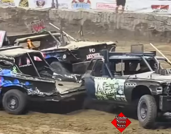 恐怖一幕！澳大利亚一赛车失控撞破围栏一头扎进观赛人群