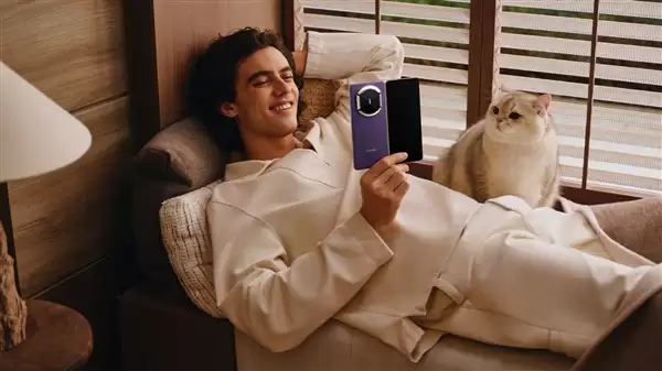 华为Mate X7搭载全新折叠玄武架构：更耐摔、80℃热水也不怕