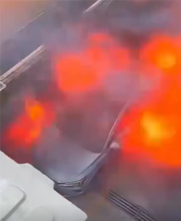 网友拍下飞凡ER6自燃全过程：从冒烟到爆燃仅30多秒