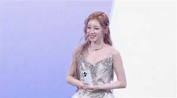 宋雨绮惊喜亮相OPPO Reno15发布会：美到溢出屏幕