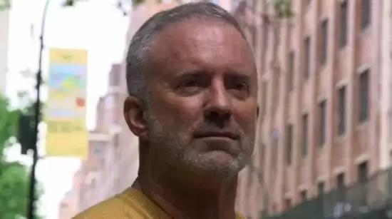 美63岁男子照片被盗数百女性被骗引热议 成恋爱杀猪盘男主