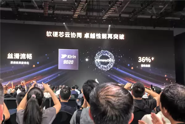 华为Mate 80 Pro包装盒亮相:麒麟9030、麒麟9030 Pro双芯片