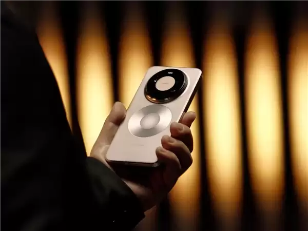 华为Mate 80风扇版缺席：因某些原因未能量产落地