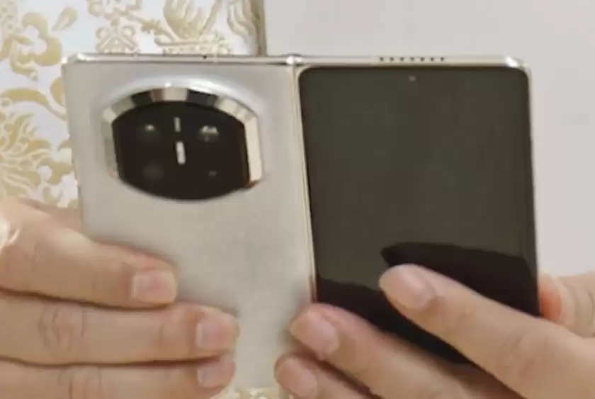 华为Mate X7亮相：采用全新后摄模组设计、11月25日发布