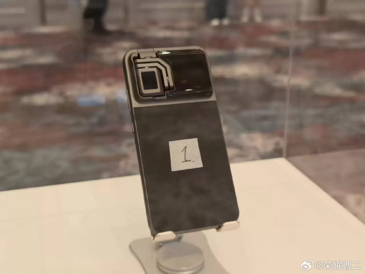 荣耀 ROBOT PHONE 首次亮相：新机明年推出，集成 AI 手机、具身智能与高清摄像