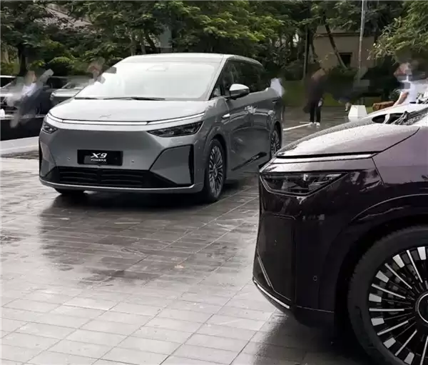 全球首次！小鹏X9高速实测：120km/h自动避让抛锚车 全程0追尾