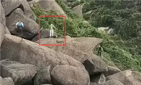 女子景区跳石头摔落致粉碎性骨折 韩路:真是厌蠢症犯了!