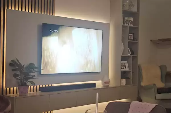 玩家把RX 9070 XT整机塞进电视柜！很好看 但别这么干