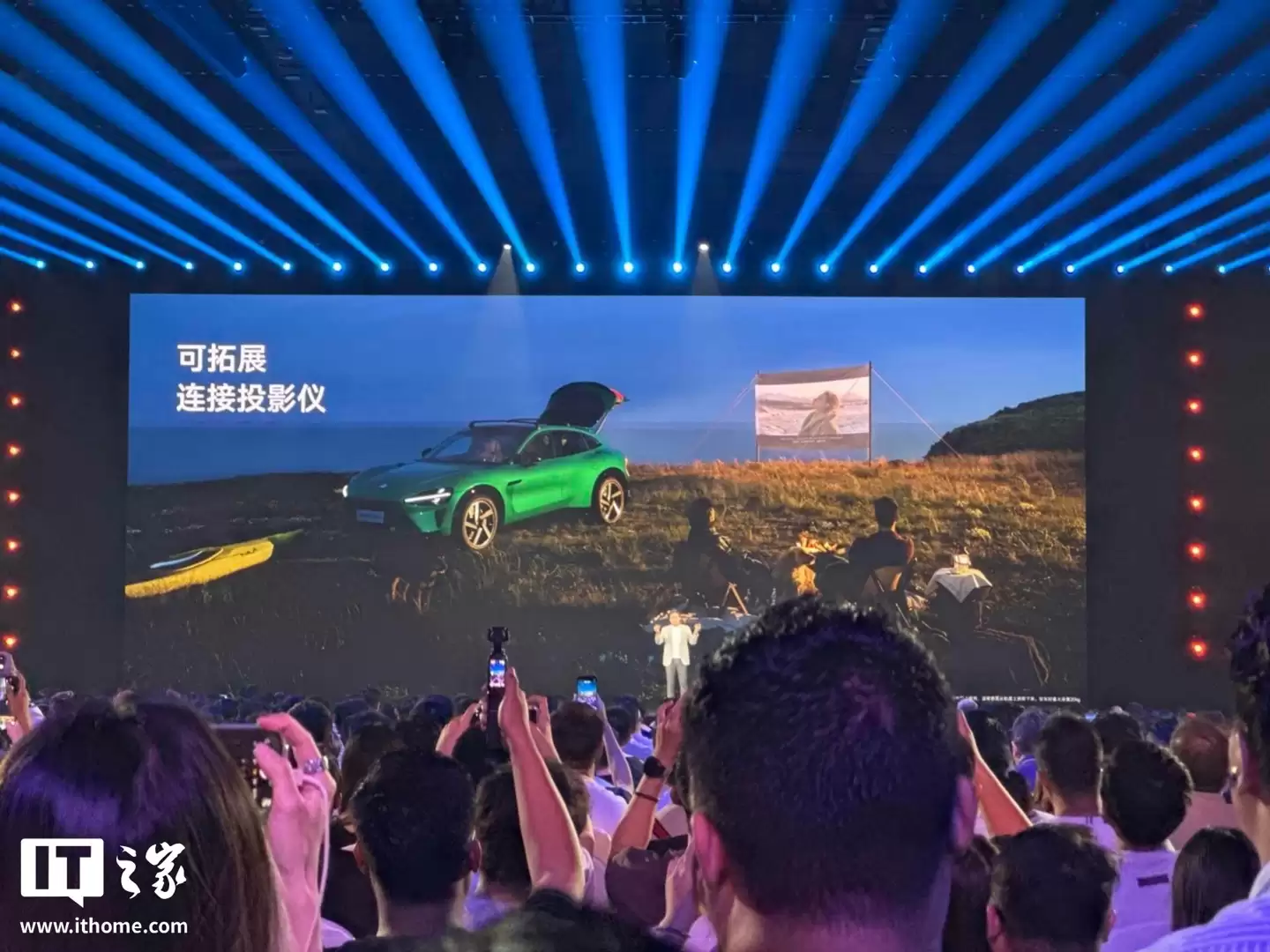 雷军官宣小米 YU7 车载磁吸颈枕，明天开售