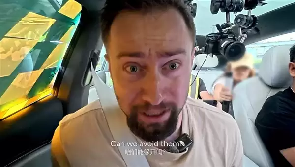 整个前风挡被遮住！小鹏G7蒙眼狂飙 老外坐副驾快吓哭了