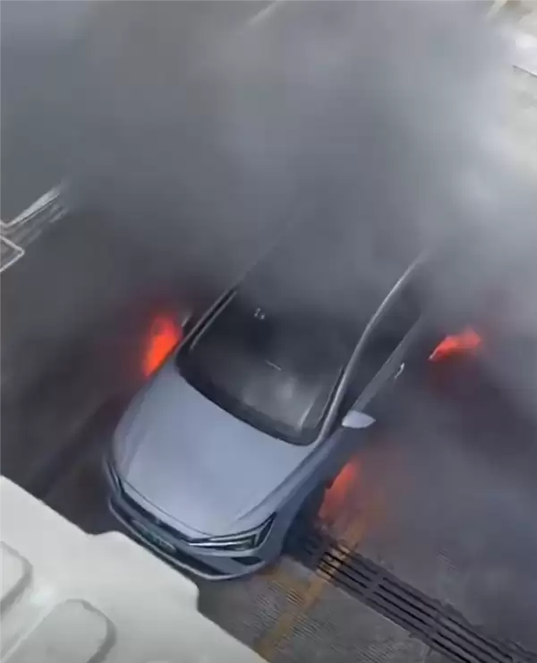 网友拍下飞凡ER6自燃全过程：从冒烟到爆燃仅30多秒