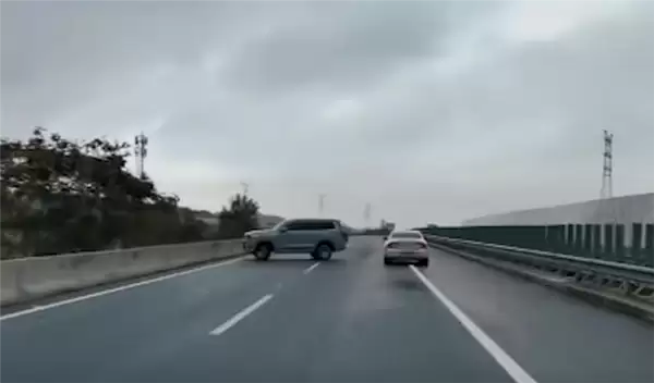 高速上掉头吓得小车紧急闪避 司机：我以为自己逆行了 赶紧纠错
