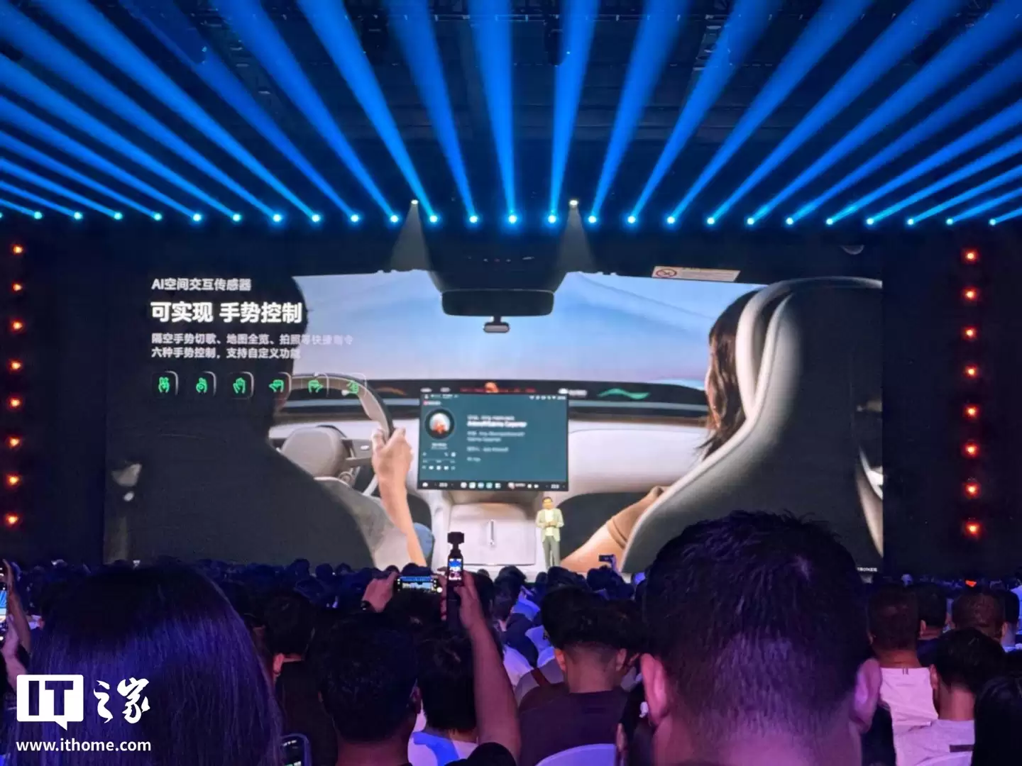 雷军官宣小米 YU7 车载磁吸颈枕，明天开售