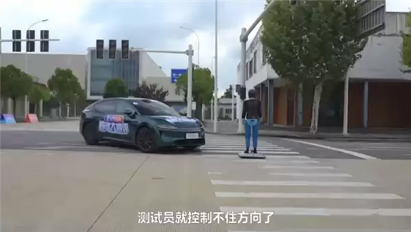 12款车AEB大横评左转遇行人:华为ADS继续封神 智界R7拿下第一