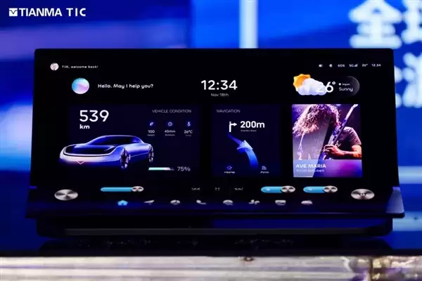 天马发布49.6英寸车载全景沉浸天轩屏:能变弯的中控屏也来了